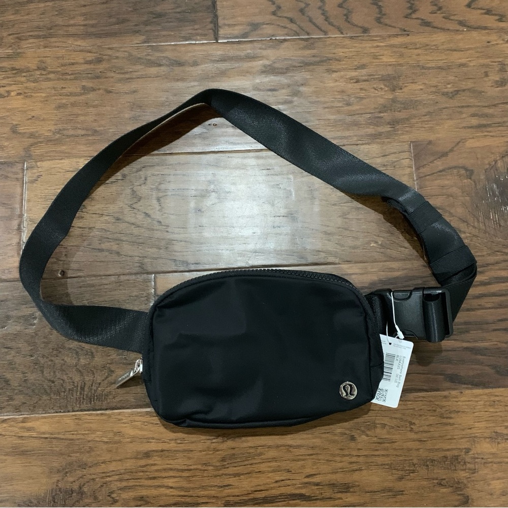 NWT Lululemon Everywhere Belt Bag Black